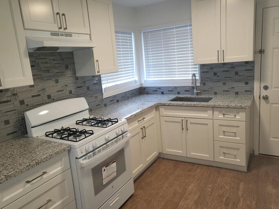 331 Las Palmas Ave in Sacramento, CA - Building Photo