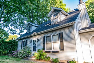 15 Longwood Dr in Clifton Park, NY - Building Photo - Building Photo