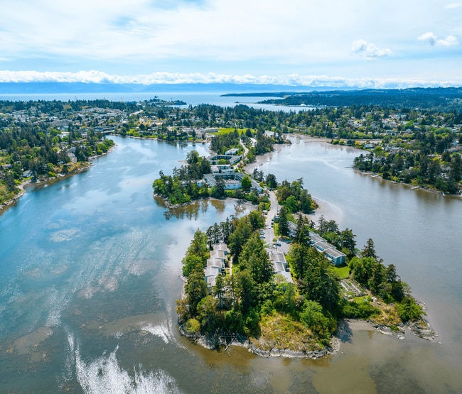 Christie Point in Victoria, BC - Foto de edificio - Building Photo