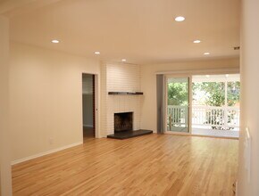 22051 San Miguel St in Woodland Hills, CA - Foto de edificio - Building Photo