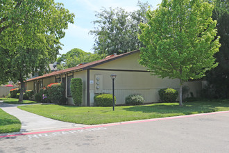 Willow Wood Apartments in Fresno, CA - Building Photo - Primary Photo