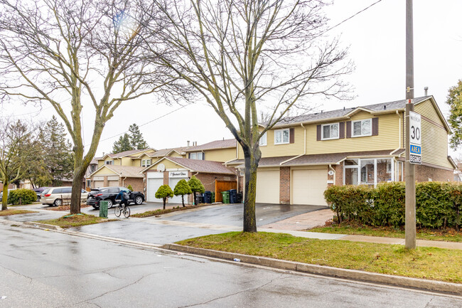 9 Grenbeck Dr in Toronto, ON - Building Photo - Primary Photo