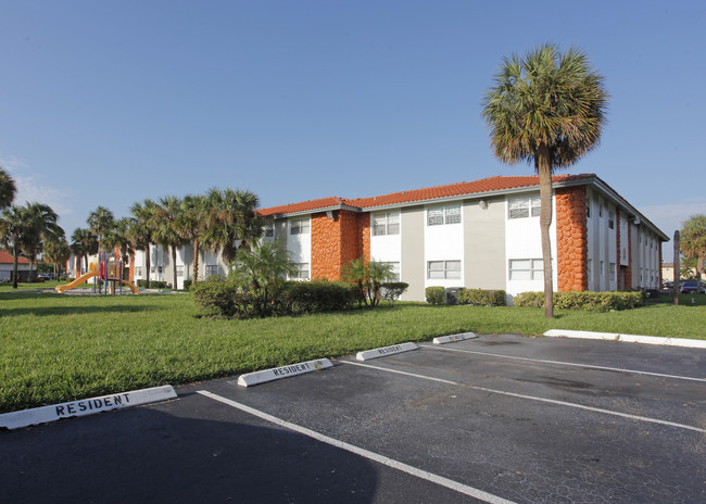 Silver Palms Condominiums in North Lauderdale, FL - Foto de edificio - Building Photo