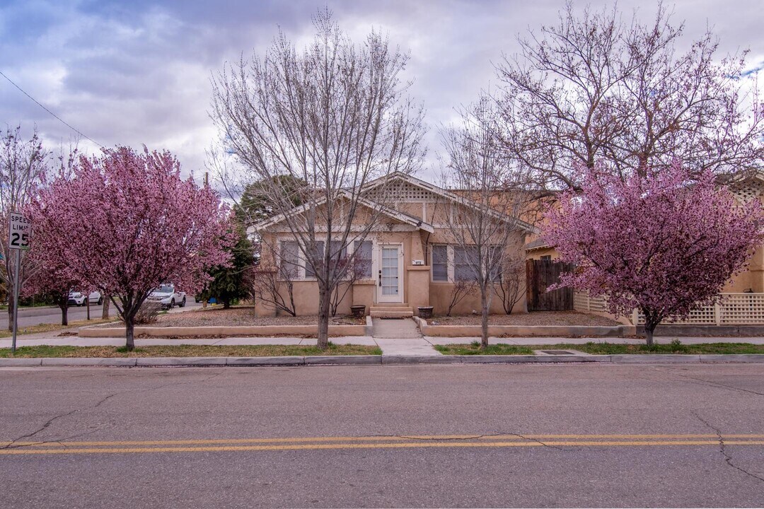 902 Marquette Ave NW in Albuquerque, NM - Building Photo