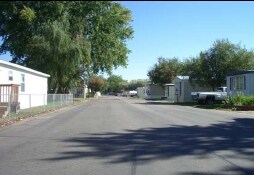 Eastwood Village in Evans, CO - Foto de edificio