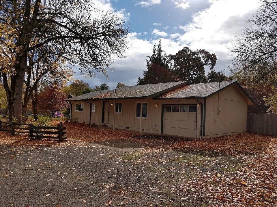 380 Spaulding Ave in Brownsville, OR - Building Photo