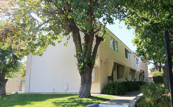 Regency Townhouses in Vallejo, CA - Foto de edificio - Building Photo