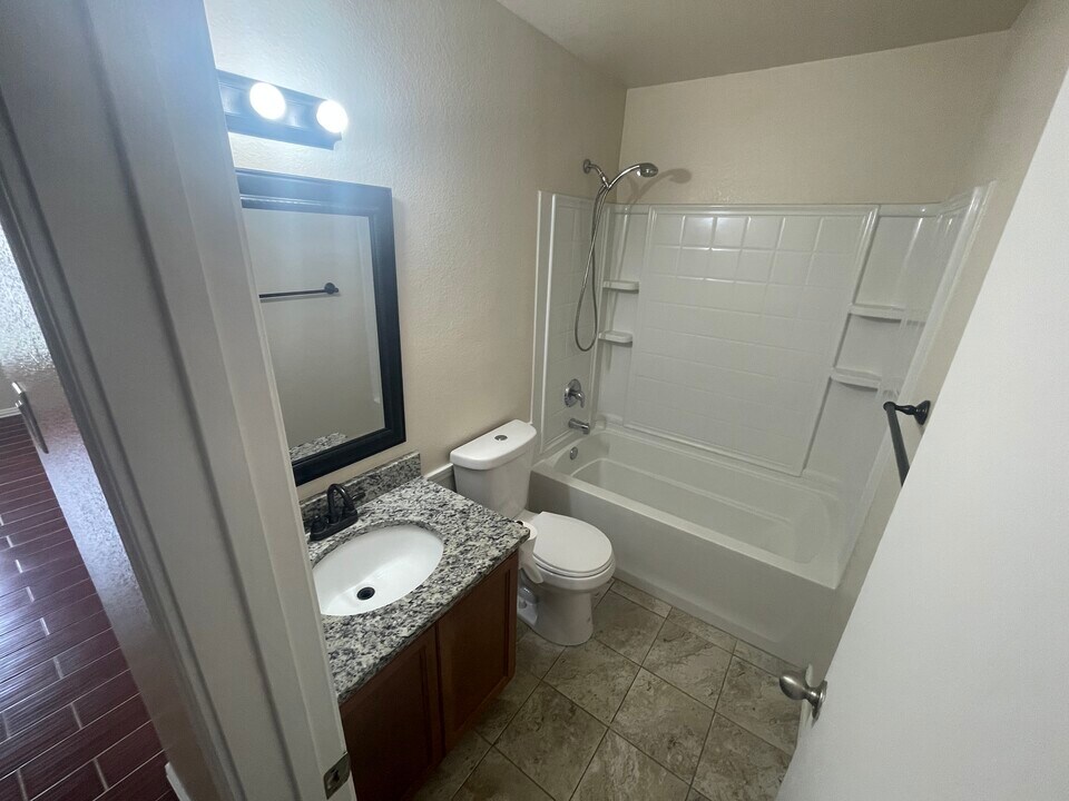 220 Chalk Mountain Dr in Fort Worth, TX - Building Photo