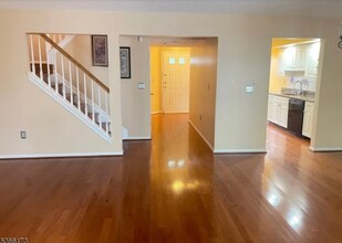 214 Manahan Ct in East Brunswick, NJ - Building Photo - Building Photo