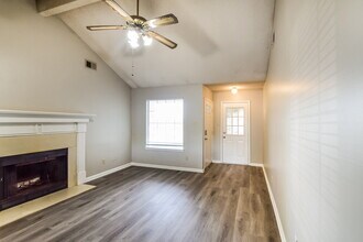 6991 Raleigh Lagrange Rd in Cordova, TN - Foto de edificio - Building Photo