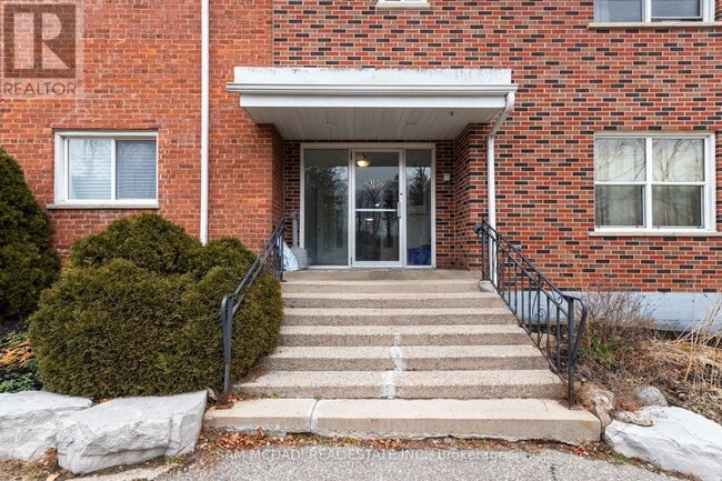 15 Faulkner St in Orangeville, ON - Building Photo - Building Photo