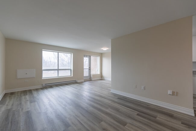 The Village Squire Apartments in Markham, ON - Building Photo - Building Photo