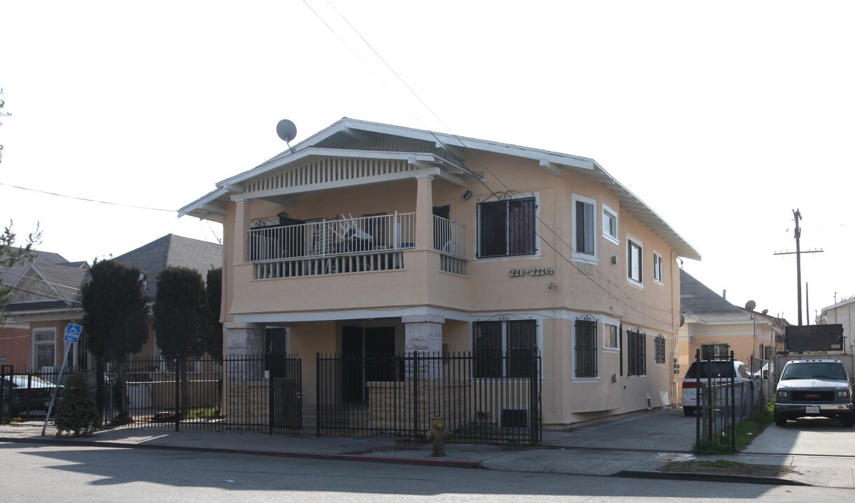 220-222 1/2 E Maplel Ave in Los Angeles, CA - Building Photo