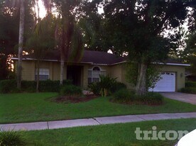 2212 Misty Ridge Ln, Unit 0817 in Valrico, FL - Building Photo
