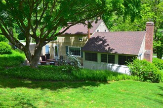 327 W Neck Rd in Lloyd Harbor, NY - Building Photo - Building Photo