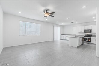 7382 Pioneer Way in Las Vegas, NV - Foto de edificio - Building Photo