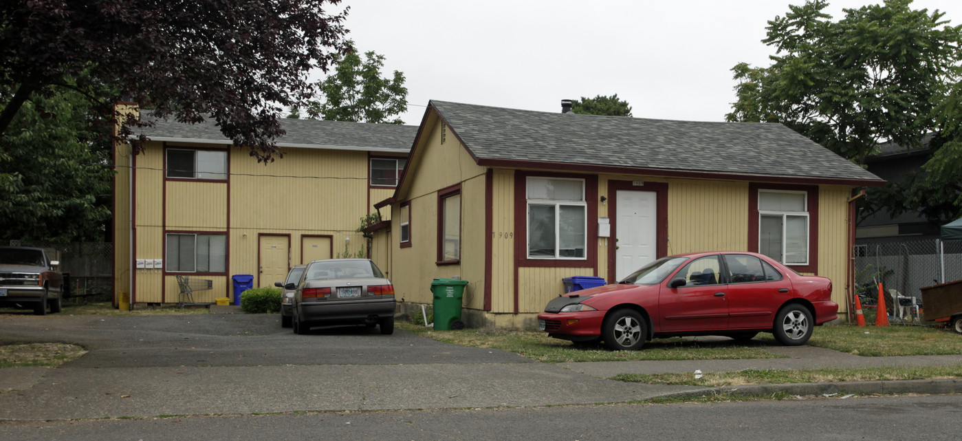 7909 SE Steele St in Portland, OR - Building Photo