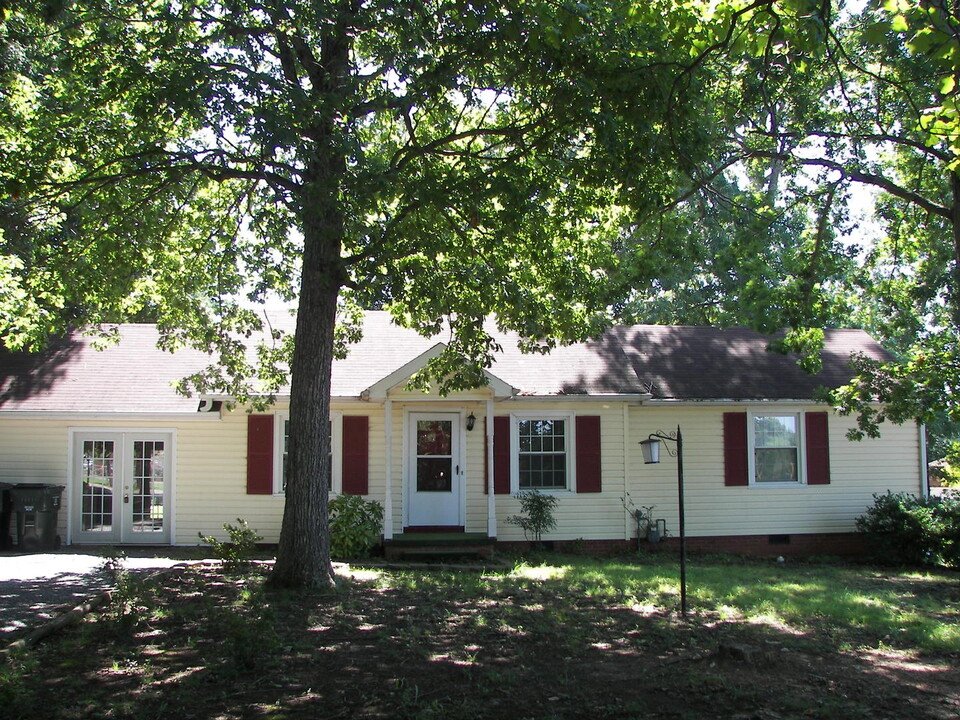 2236 Delaney Dr in Burlington, NC - Foto de edificio