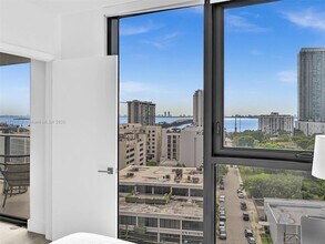 121 NE 34th St, Unit 1005 in Miami, FL - Building Photo - Building Photo