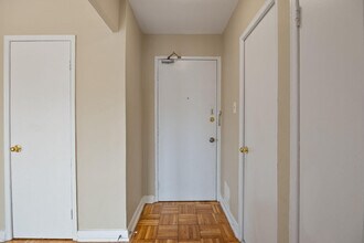 2890 St Clair Ave E in Toronto, ON - Building Photo - Building Photo