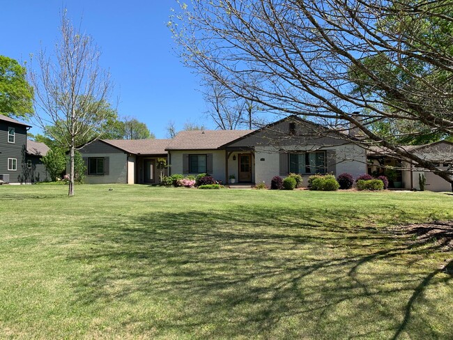 Gorgeous and updated home in Heart of Auburn in Auburn, AL - Building Photo - Building Photo