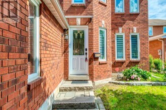 1097 Grandeur Crescent in Oakville, ON - Building Photo - Building Photo