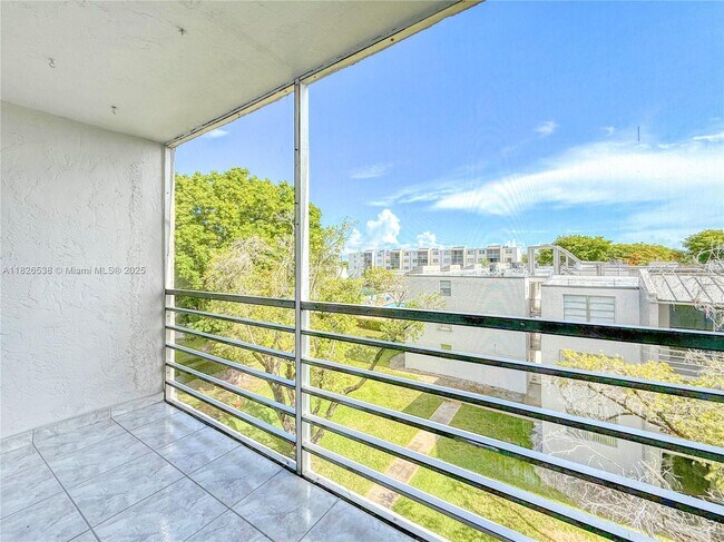 14165 SW 87th St in Miami, FL - Foto de edificio - Building Photo