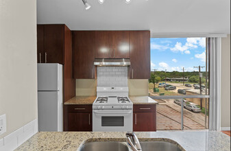 Four Oaks Apartments in San Antonio, TX - Building Photo - Building Photo