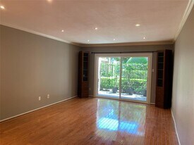 2230 S Piney Point Rd, Unit 113