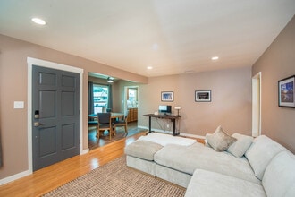 250 N Clark St in Orange, CA - Foto de edificio - Building Photo