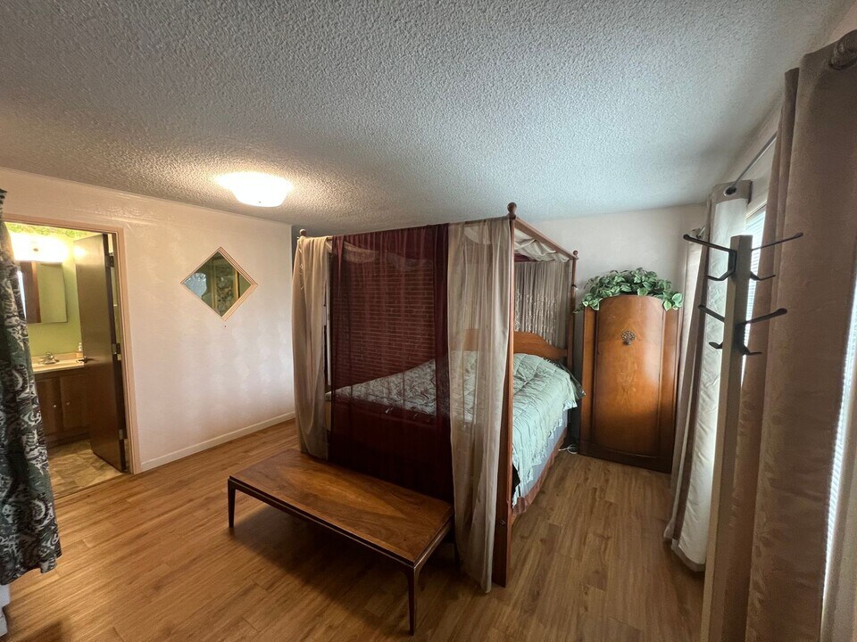 1985 Broadview St in Eugene, OR - Building Photo