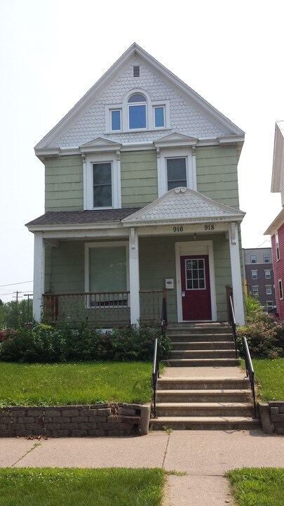 918 Vine St, Unit 918 in La crosse, WI - Building Photo