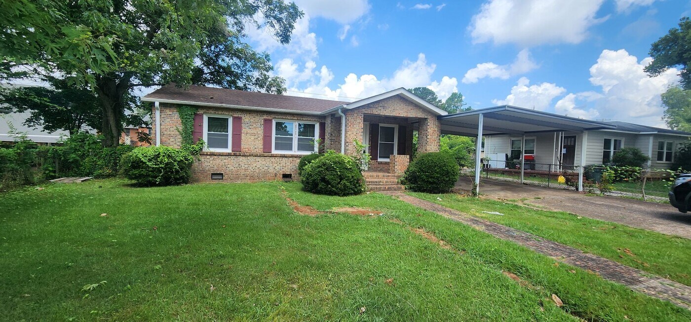 3104 Hillsboro Rd SW in Huntsville, AL - Building Photo