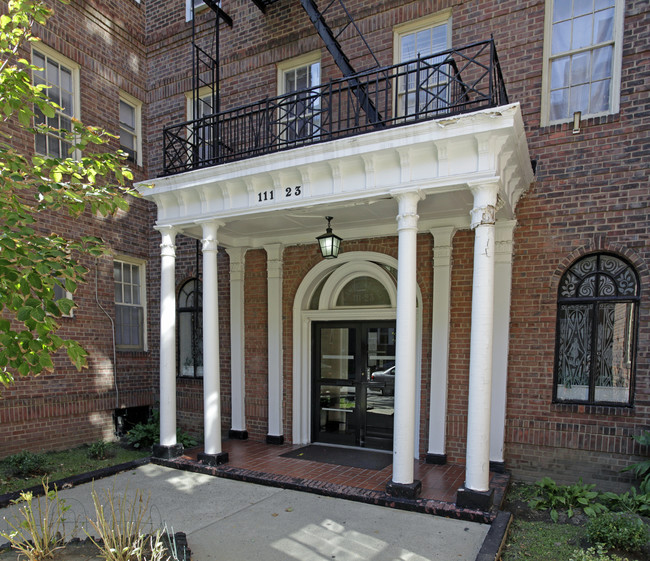 Cambridge Hall in Forest Hills, NY - Foto de edificio - Building Photo