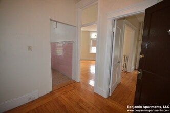 1822 Beacon St, Unit 2 in Brookline, MA - Foto de edificio - Building Photo