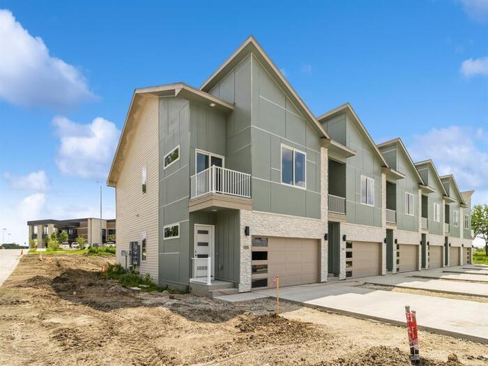 15570 Rocklyn Place in Clive, IA - Foto de edificio