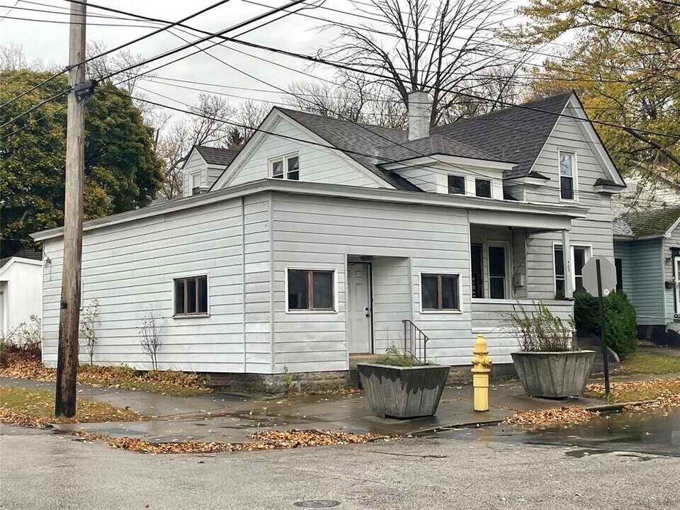 1063 W 4th St in Erie, PA - Building Photo