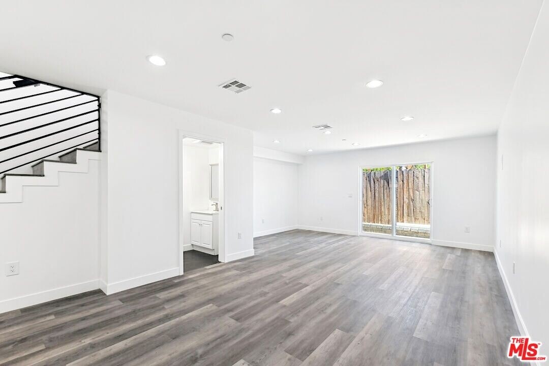 17610 Sherman Way in Los Angeles, CA - Building Photo