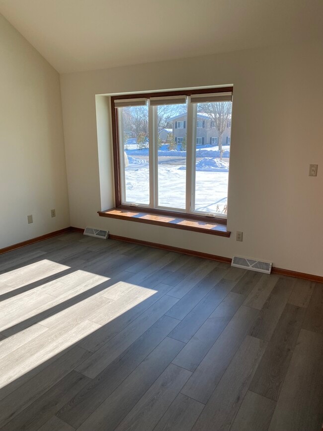 10300 W Beacon Hill Dr in Franklin, WI - Building Photo - Building Photo