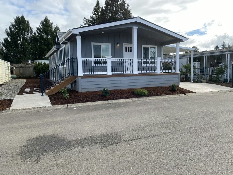 13640 SE Hwy 212 in Clackamas, OR - Building Photo