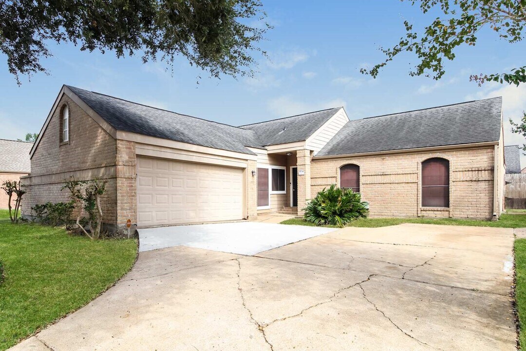 207 Queens Ct in Stafford, TX - Building Photo