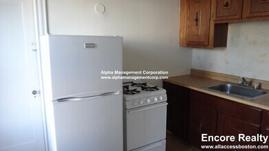 349 Pleasant St in Malden, MA - Foto de edificio - Building Photo