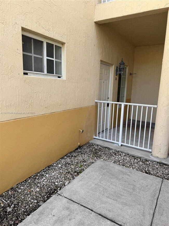 6912 NW 179th St in Hialeah, FL - Building Photo - Building Photo