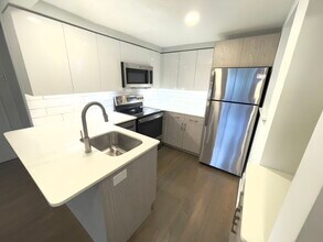 320 Hammond Pond Pkwy, Unit 103 in Chestnut Hill, MA - Building Photo - Building Photo