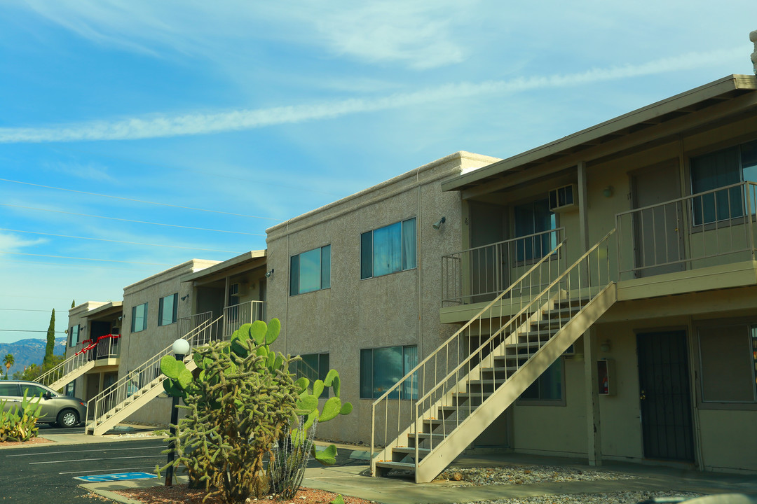 Casa Larga Apartments in Tucson, AZ - Building Photo