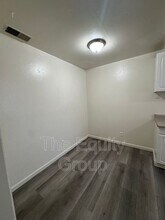 402 N West St in Visalia, CA - Foto de edificio - Building Photo