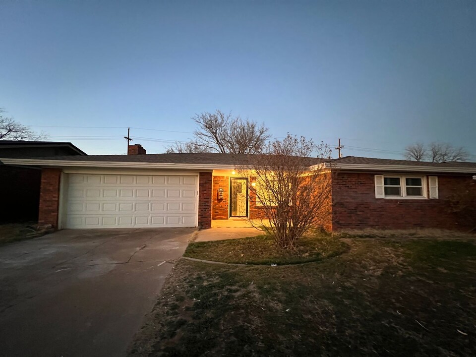 5210 7th St in Lubbock, TX - Building Photo