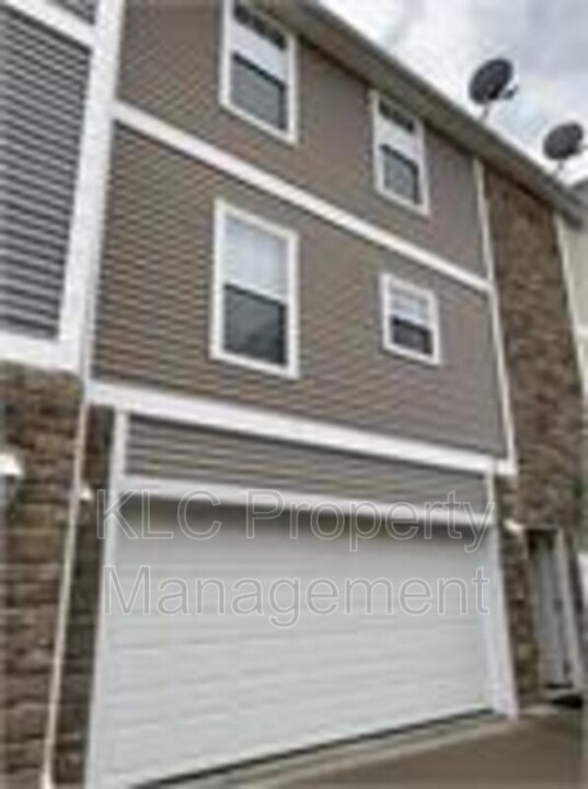 1135 Redstone Ln in Pleasant Hill, IA - Building Photo