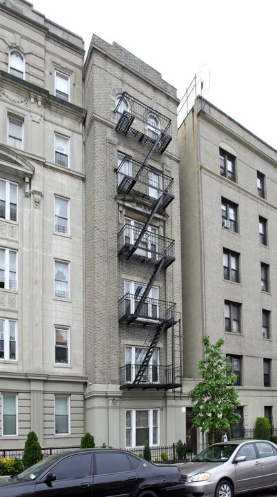 171 Eastern Pkwy in Brooklyn, NY - Building Photo