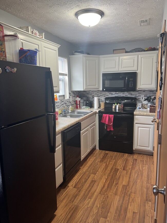 73 BB Way in Hurricane, WV - Foto de edificio - Building Photo